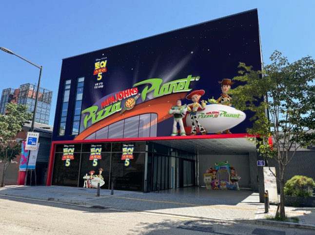 As Toy Story 5 arrives in theaters on June 19, Papa Johns is inviting fans to step into a world they first discovered decades ago ? bringing Papa Johns Pizza Planet to life through immersive, retro?inspired experiences designed to celebrate nostalgia, connection and the love of pizza. The pop-ups are part of a global 360 campaign including a custom spot produced by Pixar Animation Studios.