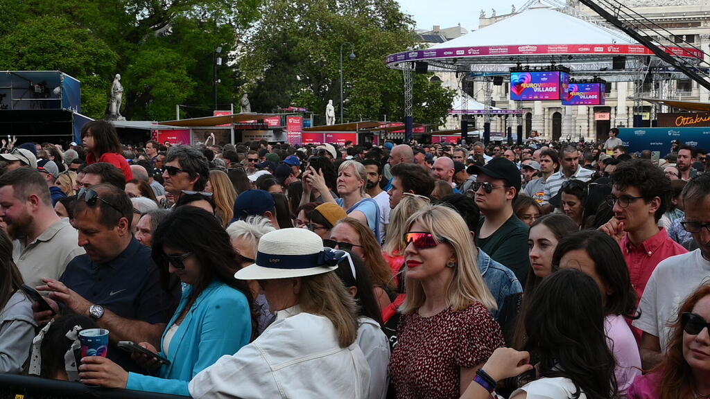 Crowd at the Eurovision 2026 turquoise carpet event in Vienna (Photo: Yuval Chen) קהל באירוע השטיח הטורקיז של אירוויזיון 2026 בווינה