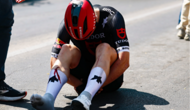 Arvid de Kleijn UAE Tour crash
