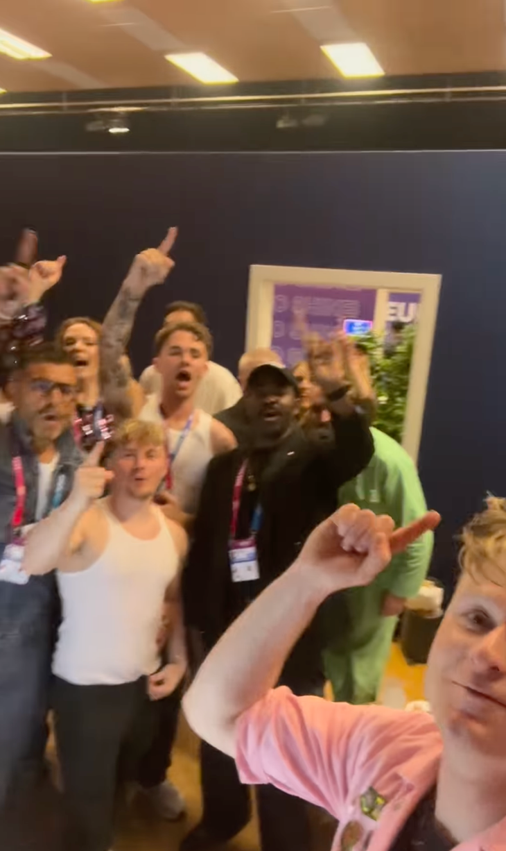 Ein Punkt: The singer made light of his disappointing score alongside his team backstage
