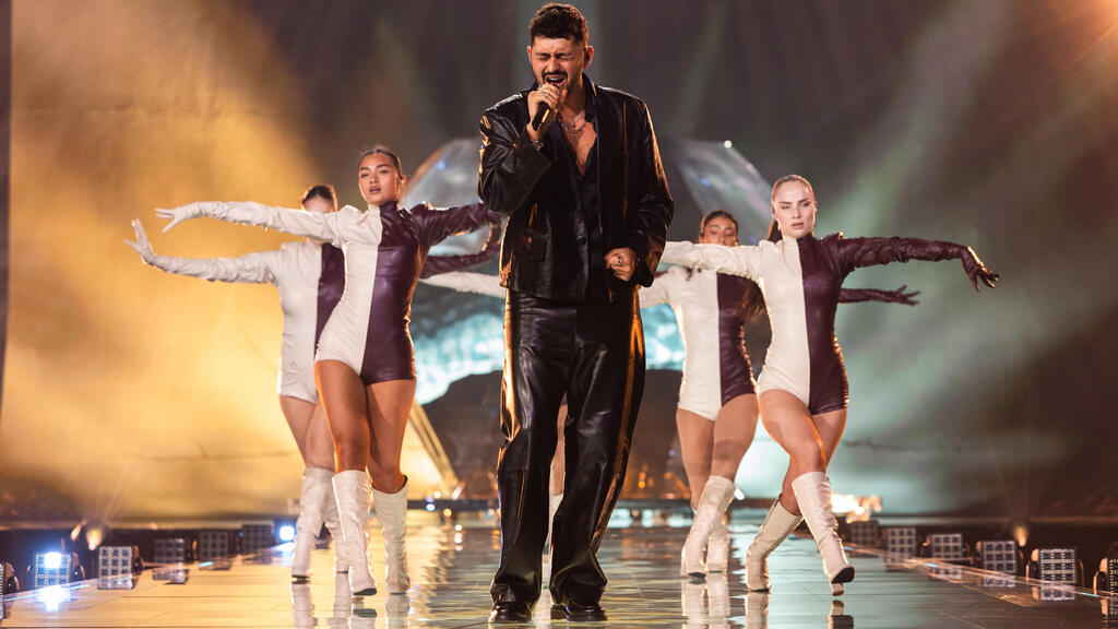 Noam Bettan rehearsing on the Eurovision stage (Photo: Corinne Cumming, European Broadcasting Union) נועם בתן בחזרה על במת האירוויזיון