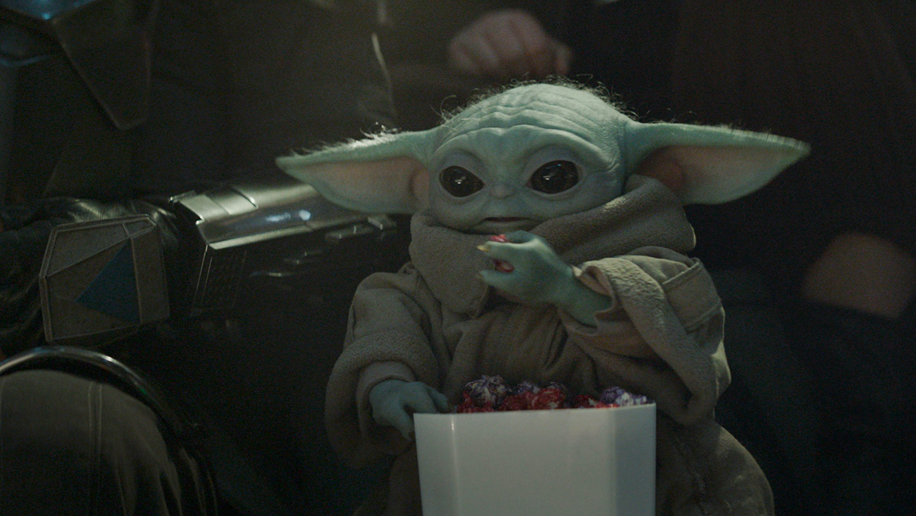 (L-R) Mandalorian (Pedro Pascal) and Grogu in Lucasfilm's The Mandalorian and Grogu