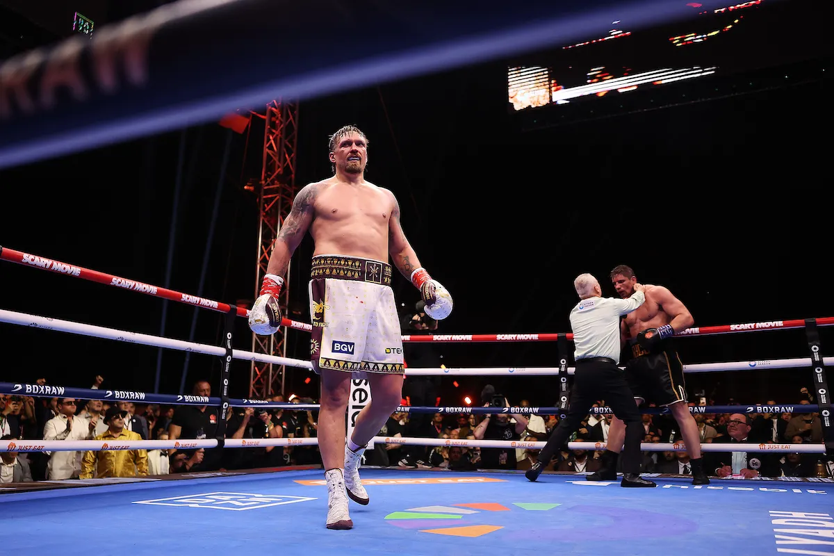 Mark Lyson steps in to stop the fight with Verhoeven on the ropes and Usyk set to celebrate