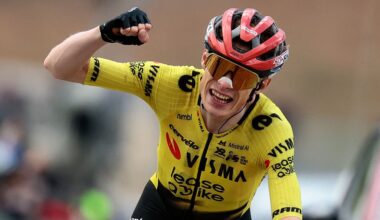 Vingegaard celebrates with one arm raised as he wins stage 7 of the Giro d'Italia