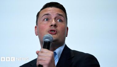 Britain’s former Health Secretary Wes Streeting delivers a keynote address on 16 May, with a microphone held in his hand.