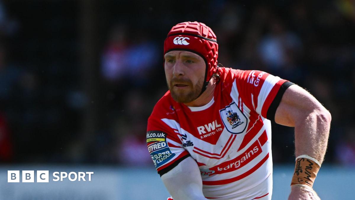 St Helens player Jackson Hastings about to pass the ball with his left hand. He is wearing a scrum cap.