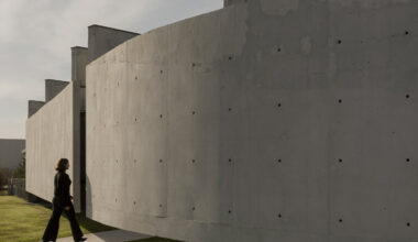 Además Arquitectura uses wall for Casa Alba II in Buenos Aires