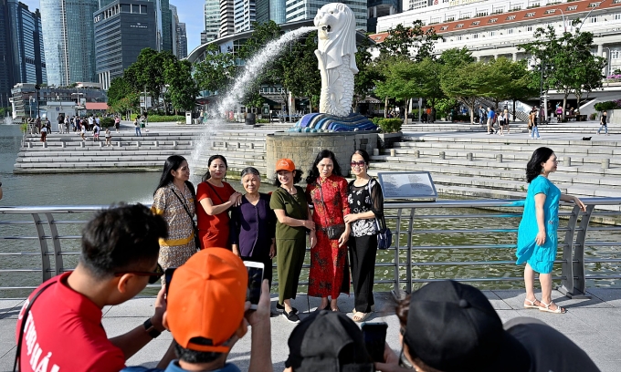 Tourists pose for photographs at Merlion Park in Singapore, Jan. 27, 2023. Photo by Reuters
