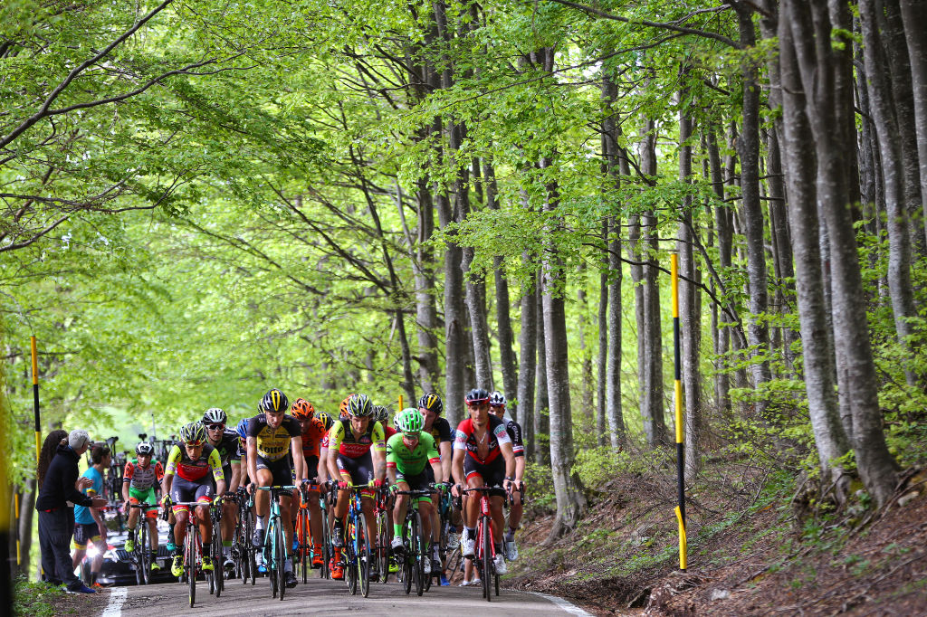 The peloton during the early part of the Blockhaus ascent in a previous edition of the Giro d'Italia