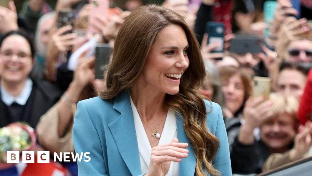 'Ciao Kate': Crowds cheer Catherine's comeback tour to Italy - BBC