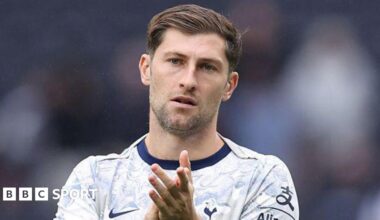 Ben Davies applauds in Spurs training kit