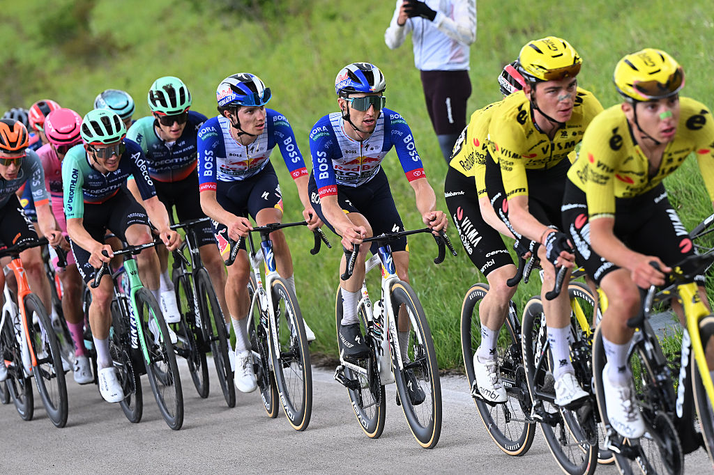 BLOCKHAUS, ITALY - MAY 15: (L-R) Giulio Pellizzari of Italy and Jai Hindley of Australia and Team Red Bull - BORA - hansgrohe compete during the 109th Giro d&amp;apos;Italia 2026, Stage 7 a 244km stage from Formia to Blockhaus 1658m / #UCIWT / on May 15, 2026 in Blockhaus, Italy. (Photo by Dario Belingheri/Getty Images)
