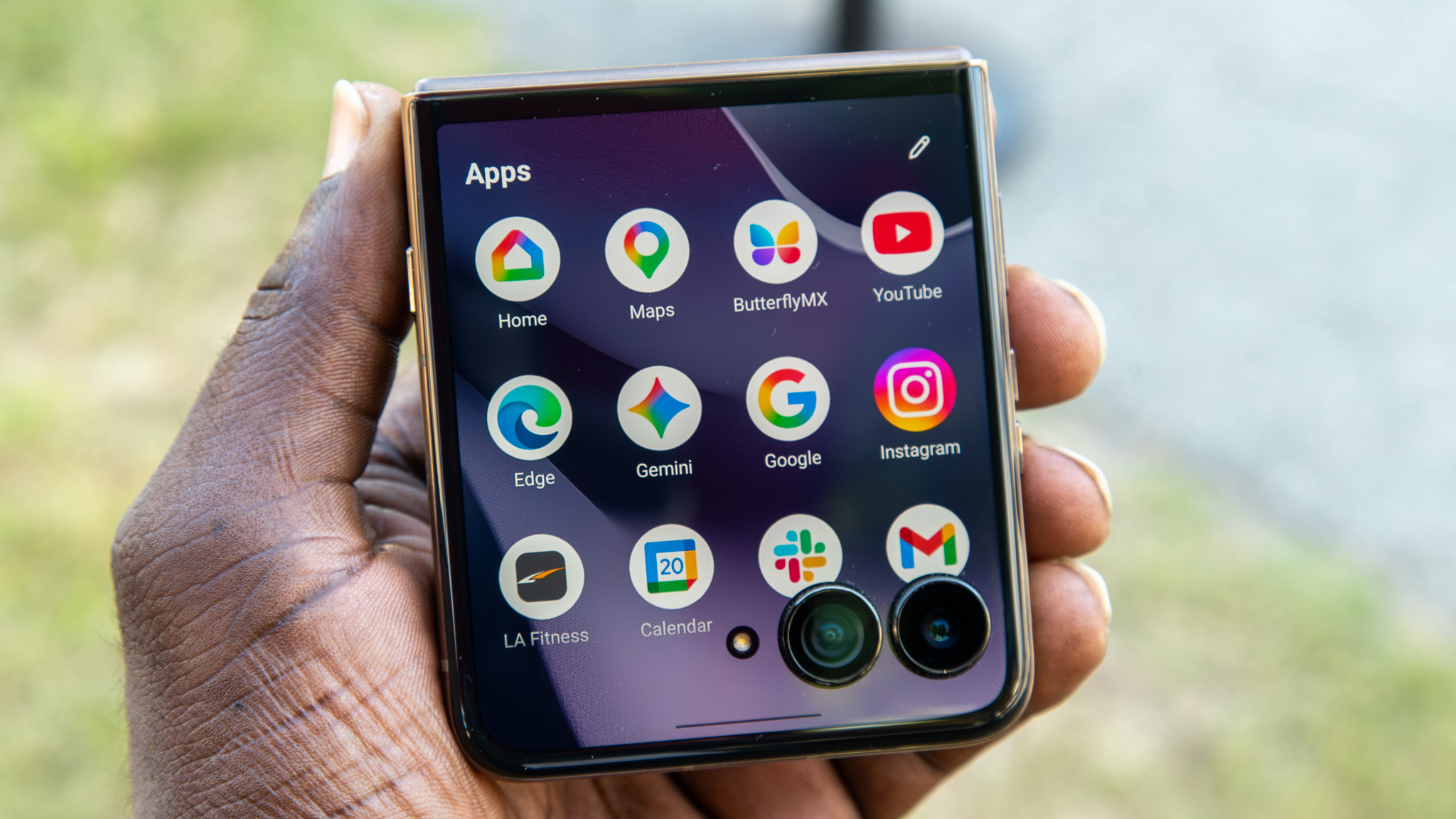 The Razr Ultra 2026 cover screen