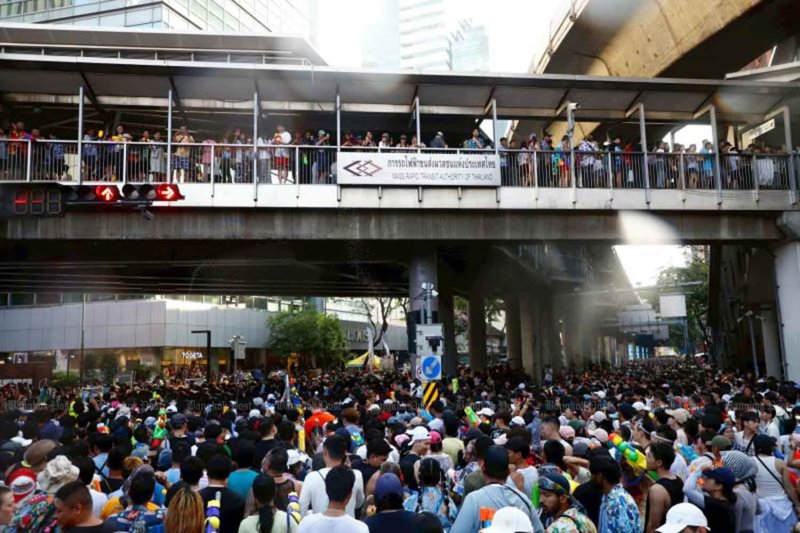 Crowds pack Silom Road in Bangkok during the Songkran festival last month. The Department of Disease Control has reported a new case of mpox, suspecting transmission could have occurred in crowded festive venues. (Photo: Pattarapong Chatpattarasill)