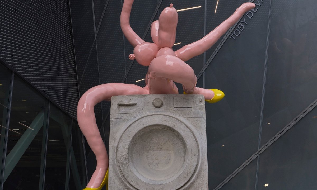 New Museum unveils Sarah Lucas's bawdy Bowery commission - The Art Newspaper