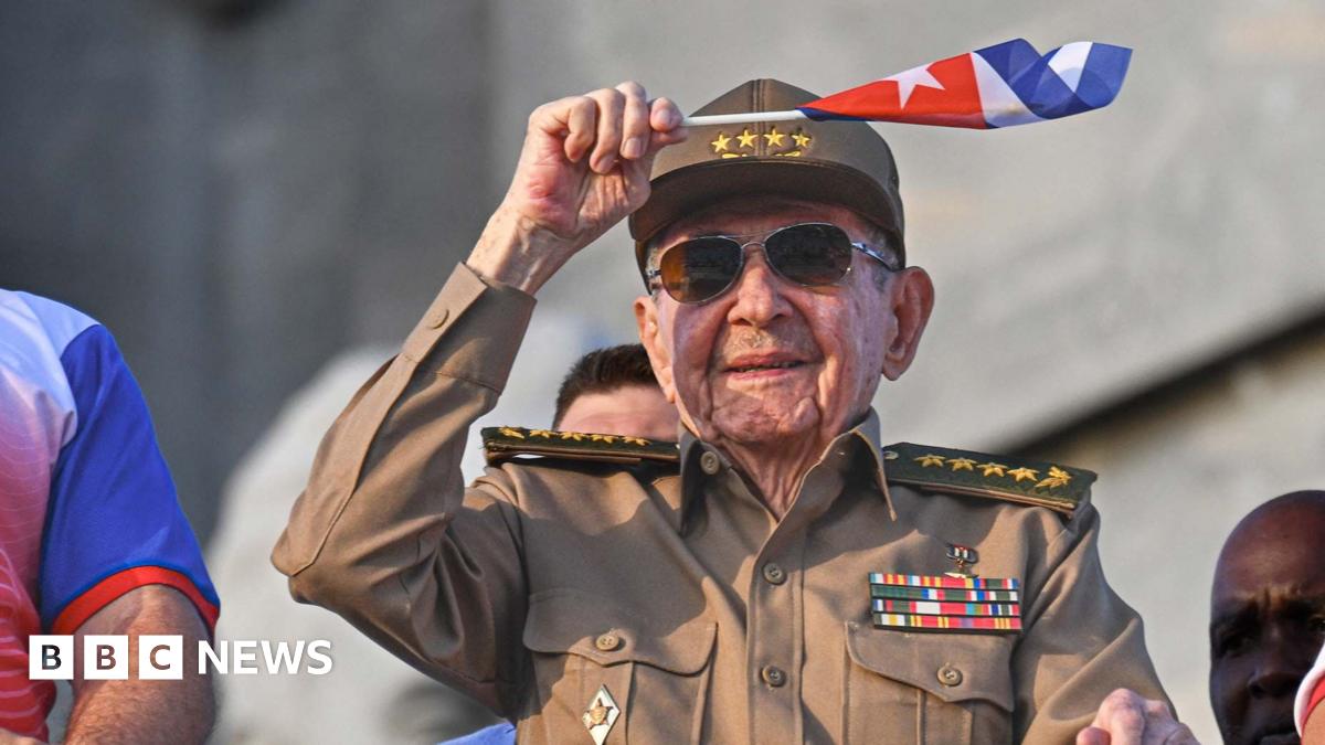 Raul Castro greeting crowds in 2017