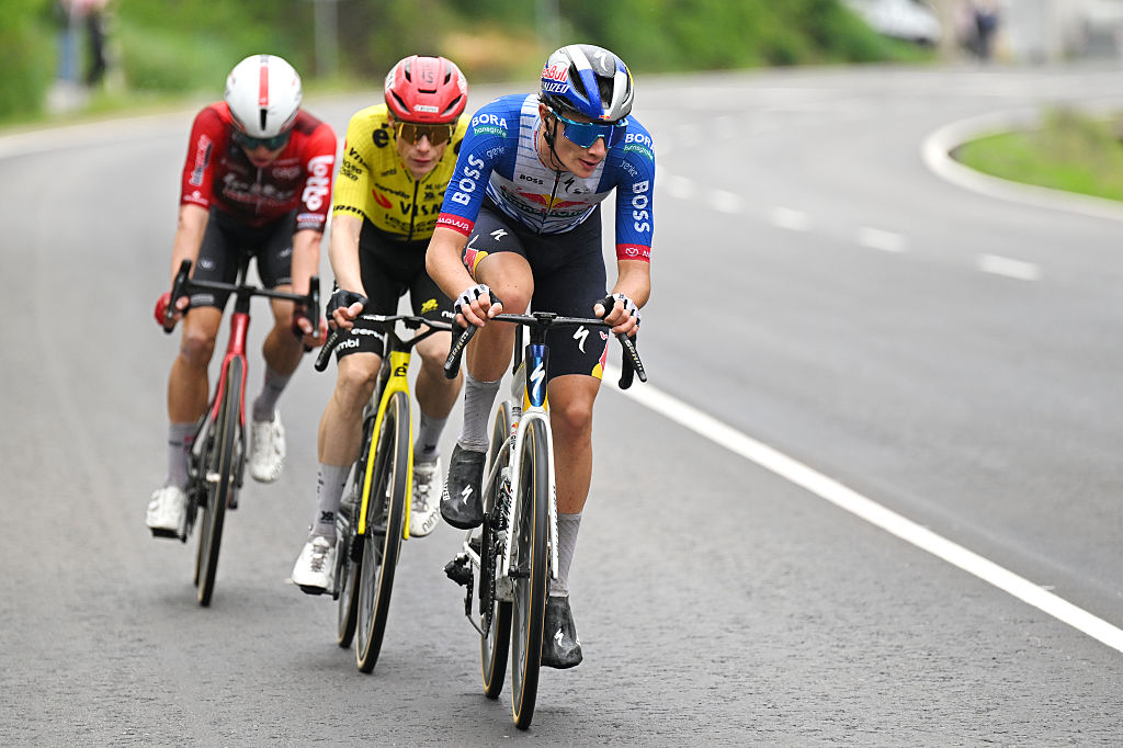 VELIKO TARNOVO, BULGARIA - MAY 09: (L-R) Lennert Van Eetvelt of Belgium and Team Lotto Intermarche, Jonas Vingegaard of Denmark and Team Visma | Lease a Bike and Giulio Pellizzari of Italy and Team Red Bull - BORA - hansgrohe compete in the breakaway during the 109th Giro d&amp;apos;Italia 2026, Stage 2 a 221km stage from Burgas to Veliko Tarnovo / #UCIWT / on May 09, 2026 in Veliko Tarnovo, Bulgaria. (Photo by Tim de Waele/Getty Images)
