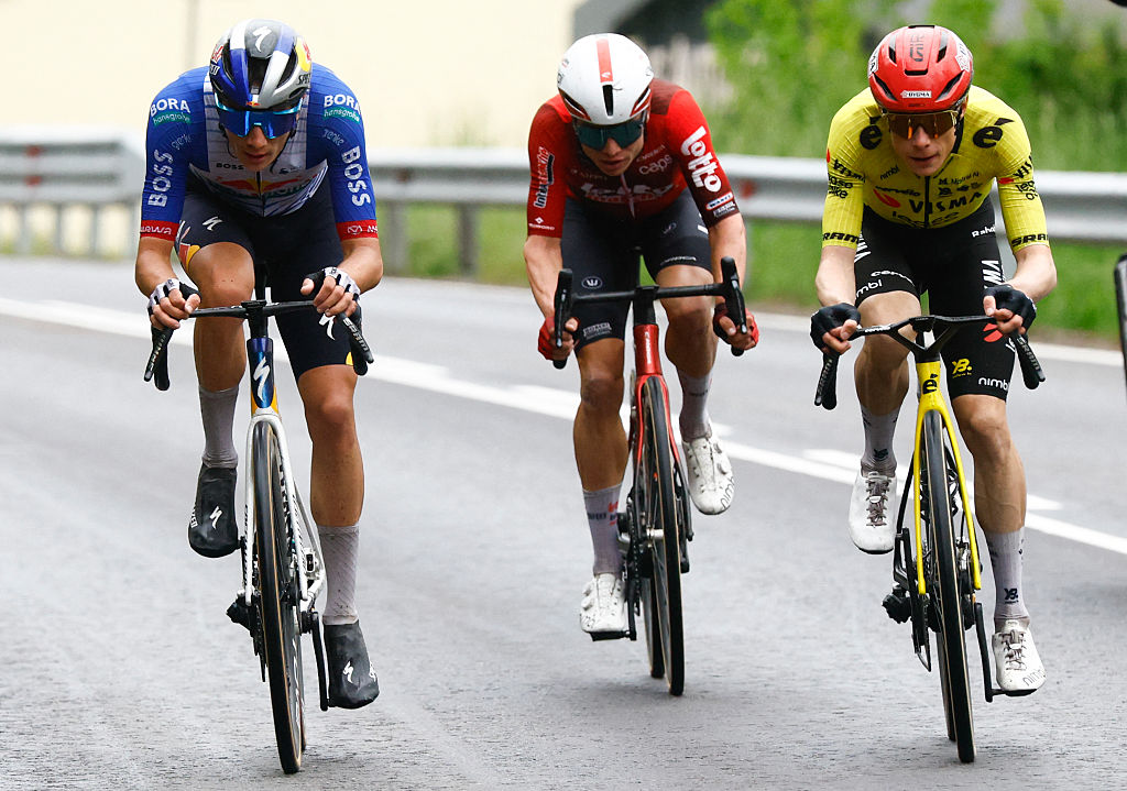 Team Visma Lease a Bike Danish rider Jonas Vingegaard (R), Red Bull - BORA - hansgrohe Italian rider Giulio Pellizzari (L) and Lotto Intermarche Belgian rider Lennert Van Eetvelt ride in a breakaway with Team Polti VisitMalta Spanish rider Diego Sevilla wearing the best climber's blue jersey (Maglia Azzura) during the 2nd stage of the Giro d'Italia 2026 - Tour of Italy cycling race between Burgas and Veliko Tarnovo, Bulgaria, on May 9, 2026. (Photo by Luca Bettini / AFP)