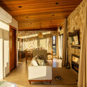 © Manuel Sá Monet's Cottage / LEIVA arquitetura - Interior Photography, Wood, Lighting, Chair, Beam