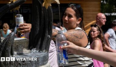 People using a water fountain to top up their water bottles in the Spring heat to keep cool and hydrated during the first heatwave of the year on 23rd May 2026 in London, United Kingdom. Temperatures are set to reach 30 degrees centigrade approximately in the capital, as people both enjoyed the sunshine and heat, while others sought shade to keep cool.