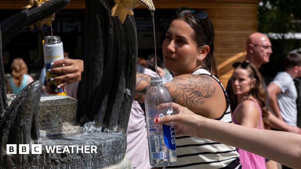 People using a water fountain to top up their water bottles in the Spring heat to keep cool and hydrated during the first heatwave of the year on 23rd May 2026 in London, United Kingdom. Temperatures are set to reach 30 degrees centigrade approximately in the capital, as people both enjoyed the sunshine and heat, while others sought shade to keep cool.