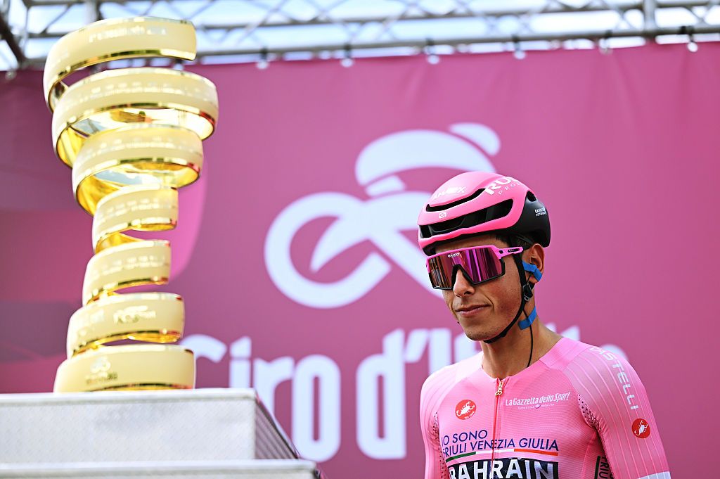Afonso Eulalio at sign-on behind the Giro trophy