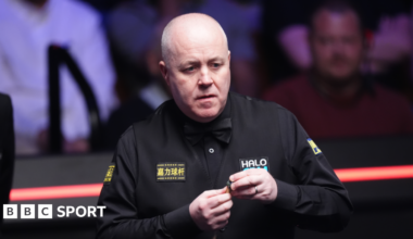 John Higgins lines up a shot