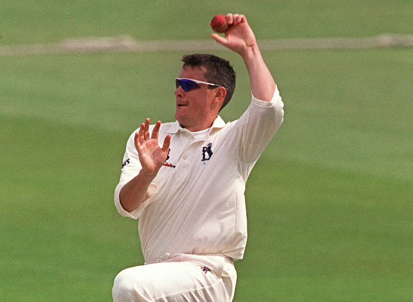 Ashley Giles of Warwickshire C.C.C. bowling a cricket ball.
