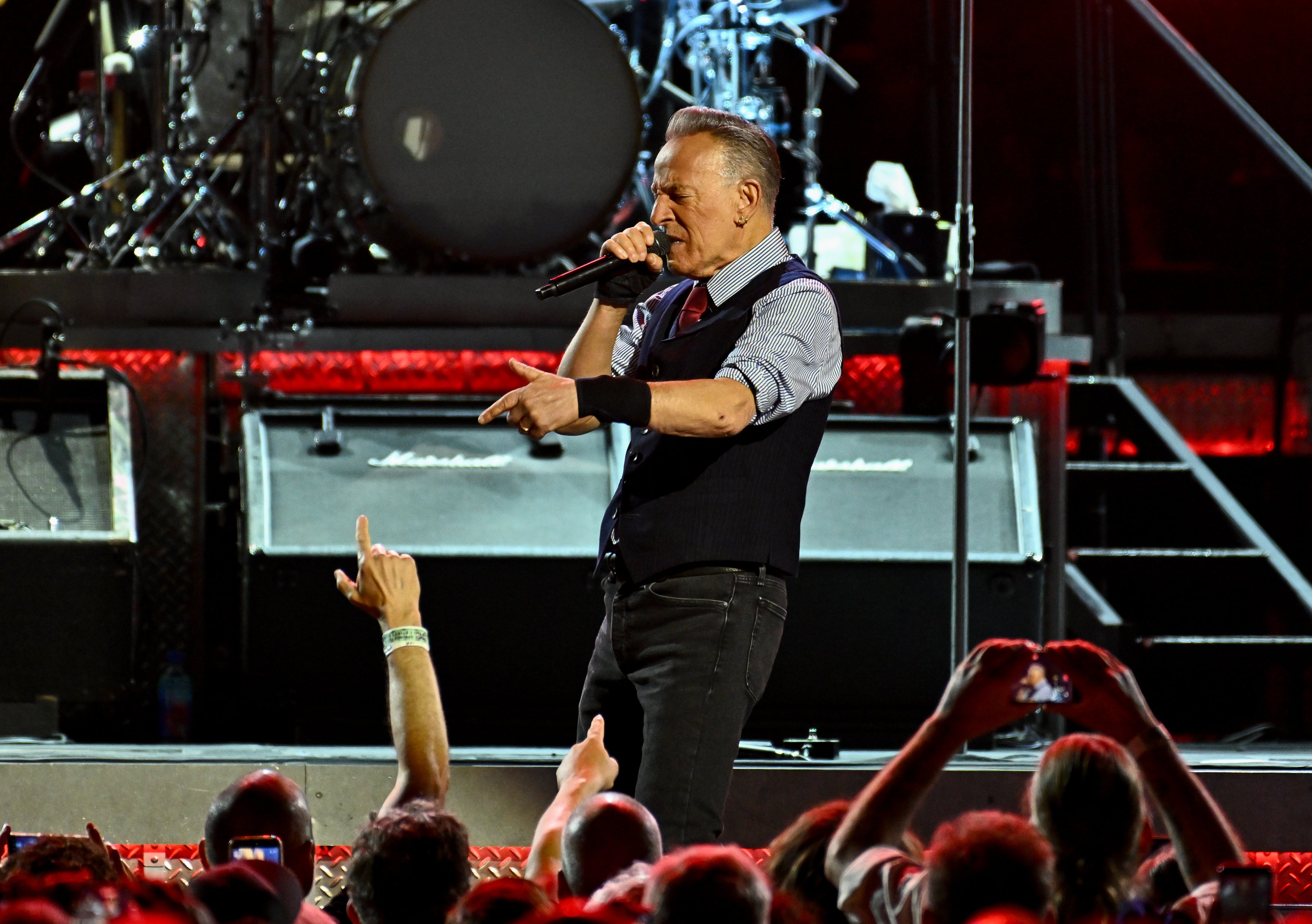 Bruce Springsteen appeared snub former New Jersey Governor Chris Christie of a high-five while performing at the Barclay Center Thursday