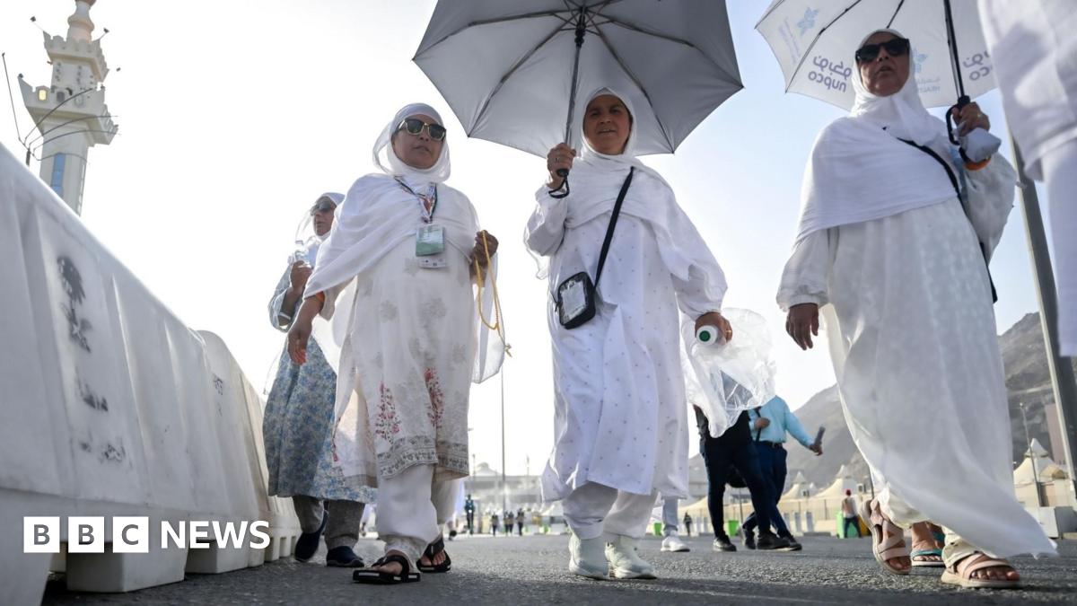 Muslim pilgrims make their way to the Mina tent camp for the start of the Hajj pilgrimage in Mecca, Saudi Arabia (25 May 2026)