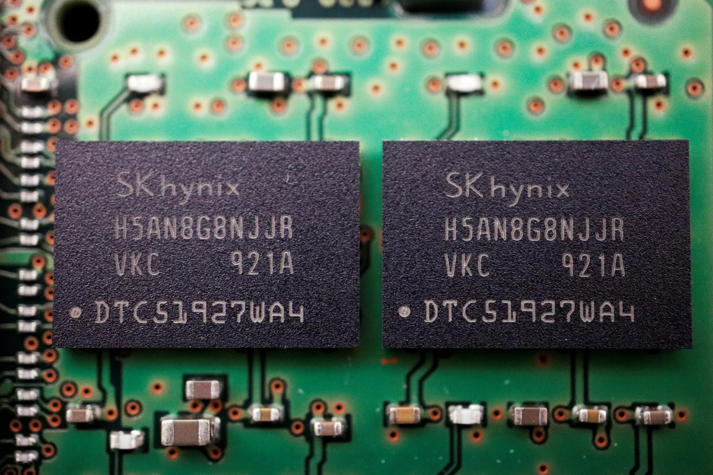Illustration of two SK Hynix memory chips on a green circuit board.