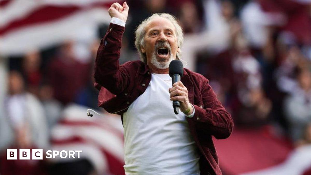 Gordon Chisholm sings at Tynecastle