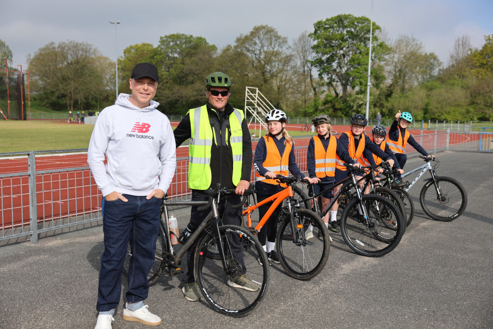 Sir Chris Hoy shares his memories as he helps Macclesfield children learn to cycle | Local News | News | Macclesfield Nub News