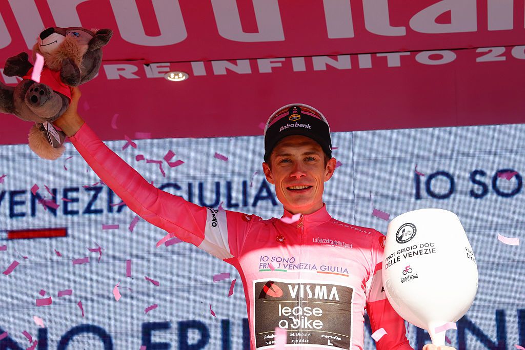 Team Visma Lease a Bike Danish rider Jonas Vingegaard celebrates on the podium with the overall leader's pink jersey after the 19th stage of the Giro d'Italia 2026 - Tour of Italy cycling race between Feltre and Alleghe, Italy, on May 29, 2026. (Photo by Luca Bettini / AFP)
