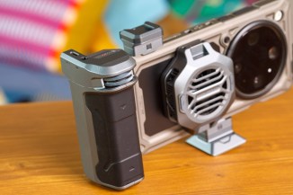 The main grip connects to the Find X9 Ultra via USB-C