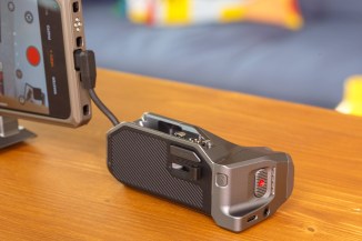 The main grip connects to the Find X9 Ultra via USB-C