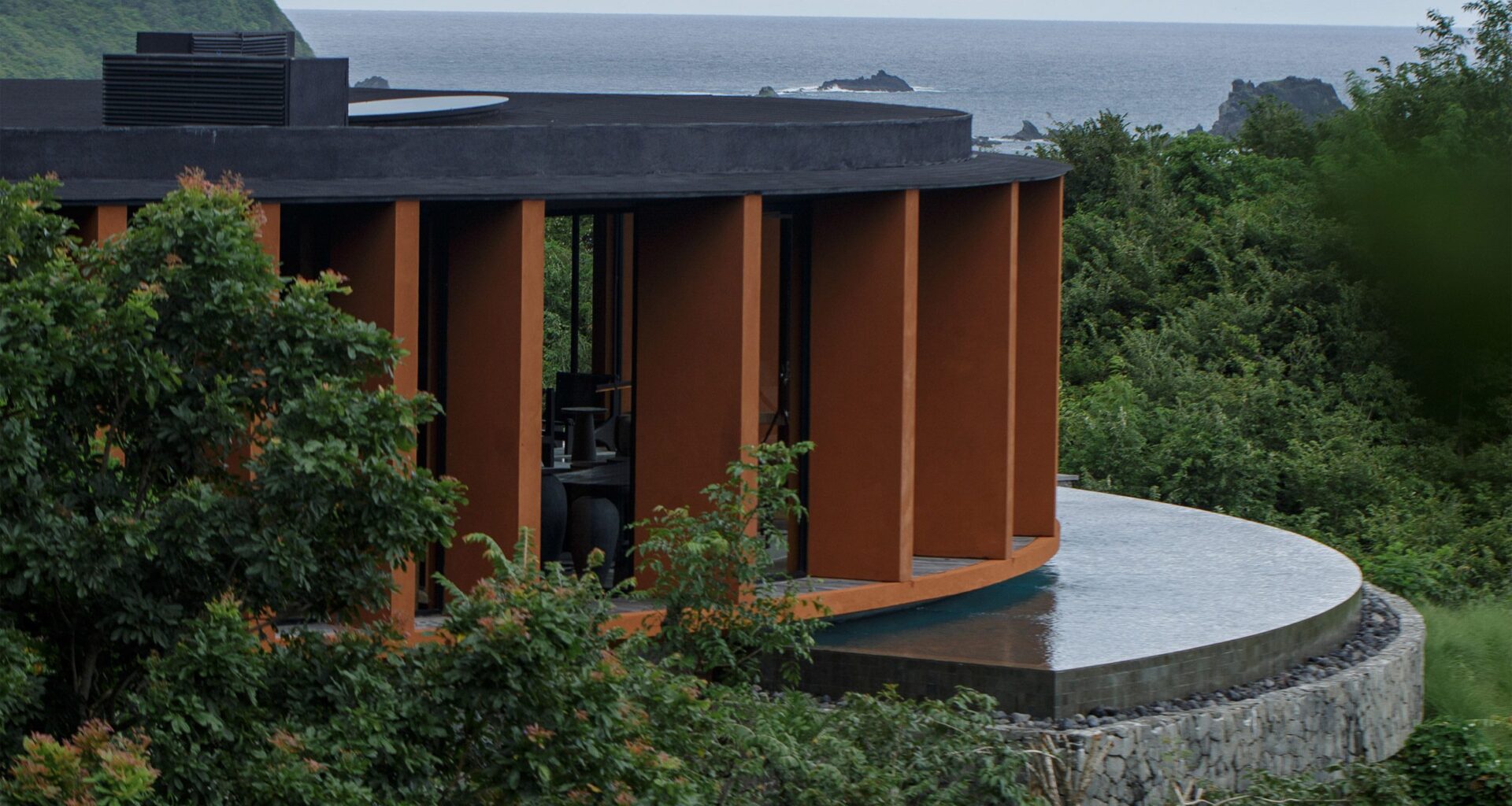 Earth-toned walls wrap circular home in Lombok