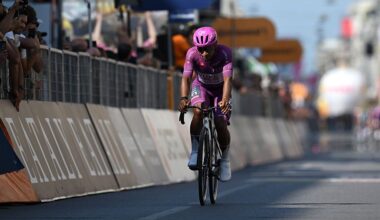 Jhonatan Narvaez finishes stage 15 alone in the maglia ciclamino