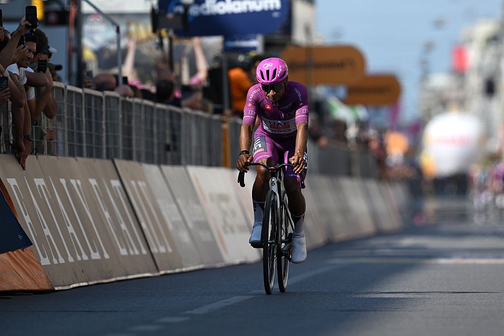 Jhonatan Narvaez finishes stage 15 alone in the maglia ciclamino