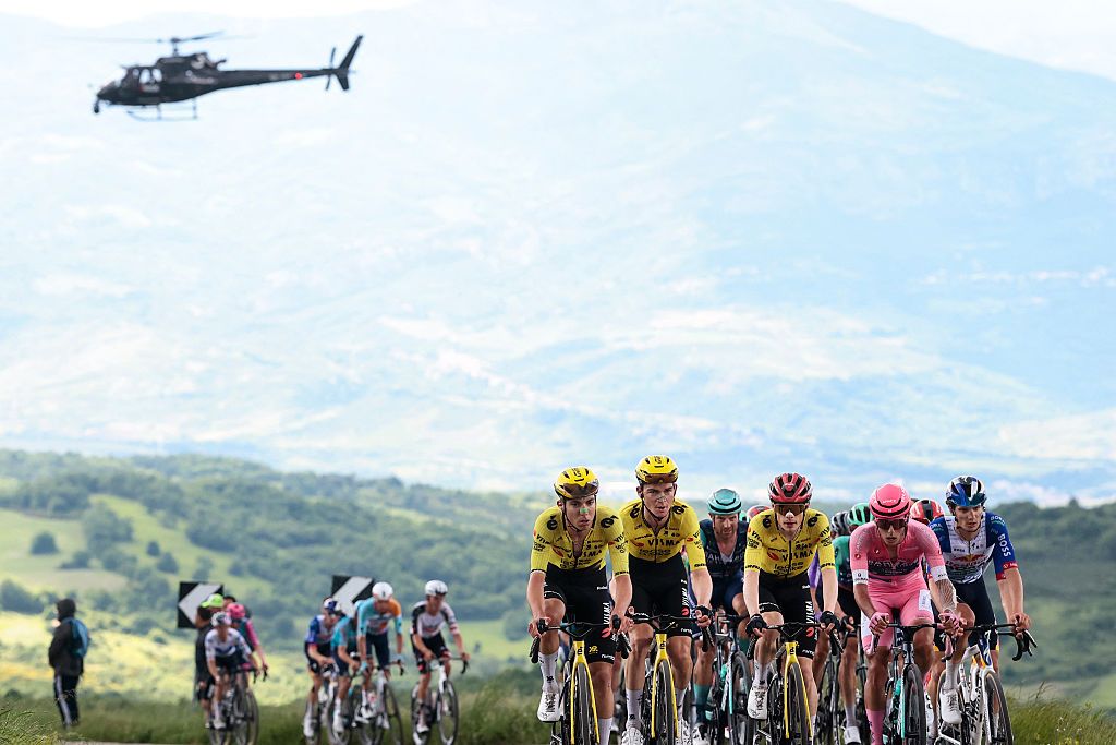 From L to R: Team Visma Lease a Bike Italian rider Davide Piganzoli, Team Visma Lease a Bike US rider Sepp Kuss, Team Visma Lease a Bike Danish rider Jonas Vingegaard, Pink jersey (Maglia Rosa) Bahrain - Victorious Portuguese rider Afonso Eulalio and Red Bull - BORA - hansgrohe Italian rider Giulio Pellizzari ride during the 7th stage of the Giro d'Italia 2026 - Tour of Italy cycling race between Formia and Blockhaus, Italy, on May 15, 2026. (Photo by Luca Bettini / AFP via Getty Images)