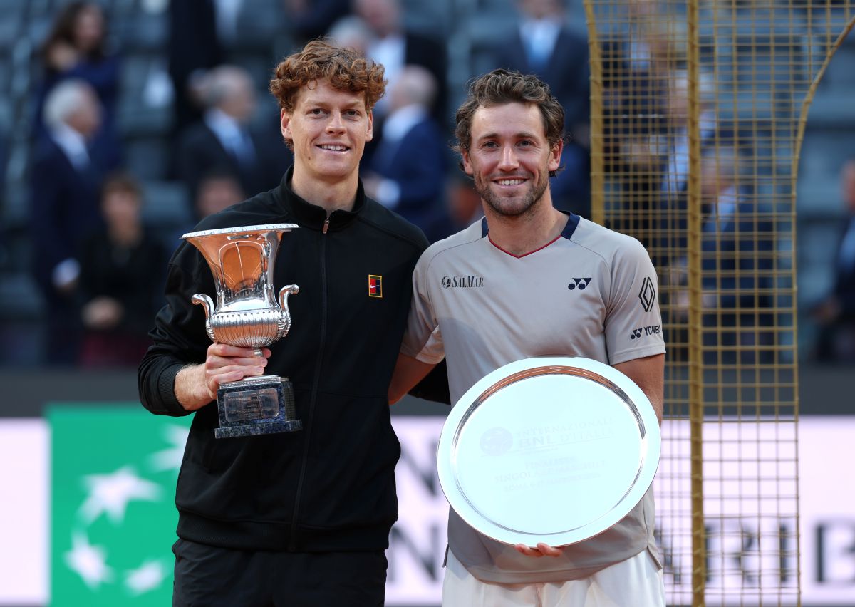 ROME, ITALY - MAY 17: Winner Jannik Sinner of Italy and runner up Casper Ruud of Norway pose for a photo with their trophies following the Men's Singles Final match on Day Thirteen of the Internazionali BNL D'Italia 2026 at Foro Italico on May 17, 2026 in Rome, Italy. (Photo by Clive Brunskill/Getty Images)