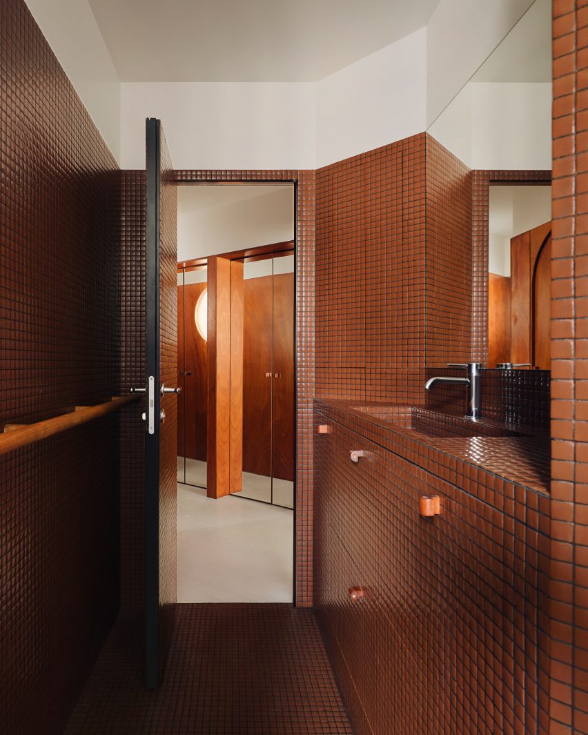 Bathroom clad with reddish-brown tiles