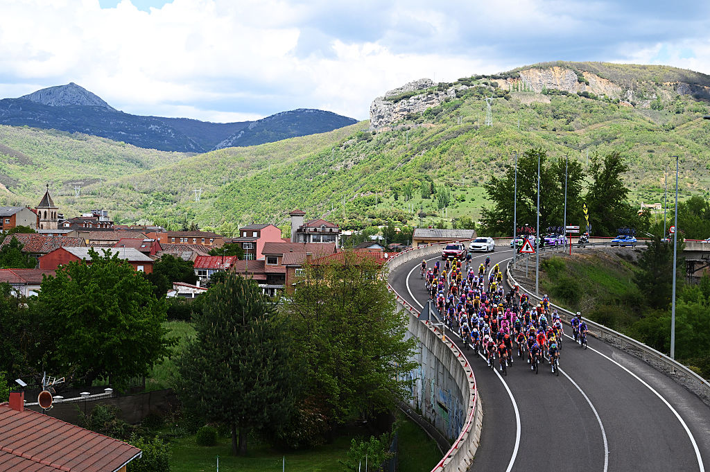 The peloton competing during the 2026 La Vuelta Femenina. (Photo by Szymon Gruchalski/Getty Images)