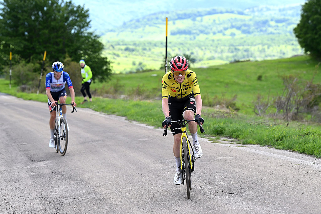 Jonas Vingegaard drops Giulio Pellizzari 4.5km from the top of the Blockhaus at the 2026 Giro d'Italia