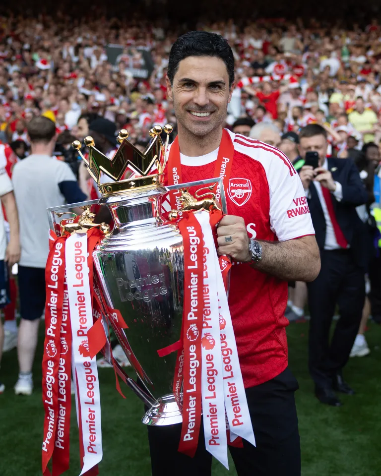 Mikel Arteta with the Premier League trophy.