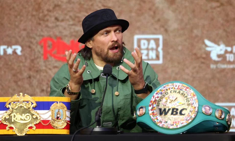 Oleksandr Usyk with his world titles