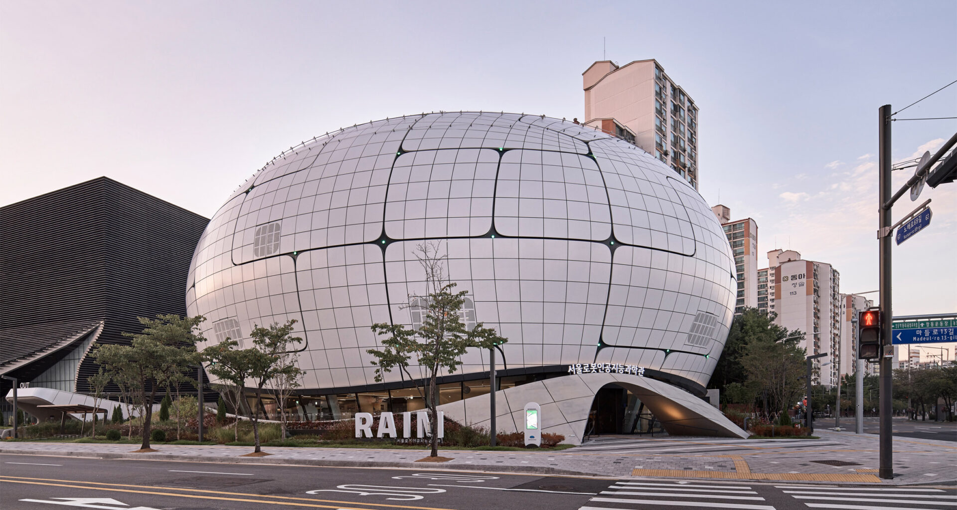 Parametric design at Seoul museum is "shelter and pedagogy"