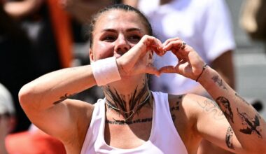 Ukraine's Oleksandra Oliynykova thanks spectators after she lost against Diana Shnaider at the end of their women's singles match on day 7 of the French Open tennis tournament at the Roland-Garros Complex in Paris on May 30, 2026. (Photo by JULIEN DE ROSA / AFP)