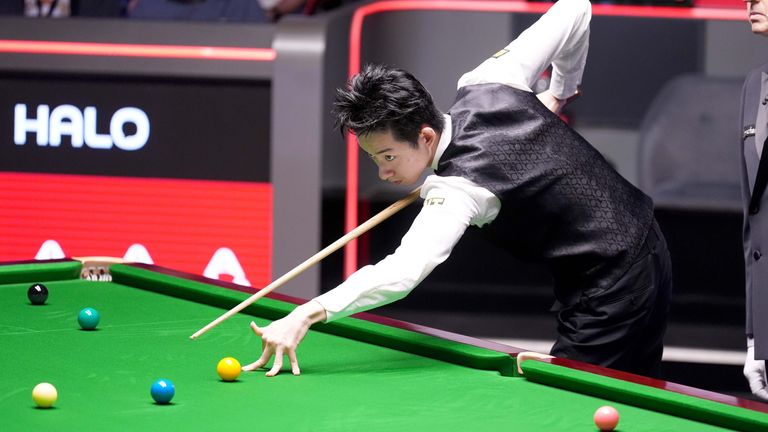 Wu Yize won three straight frames in the evening session to take control of the match