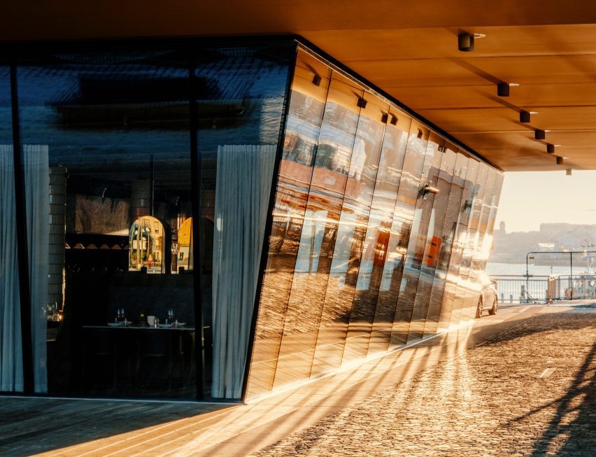 View of Slussporten restauran in sun